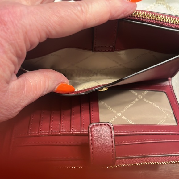 Like new Michael Kors wristlet/wallet - Picture 5 of 10